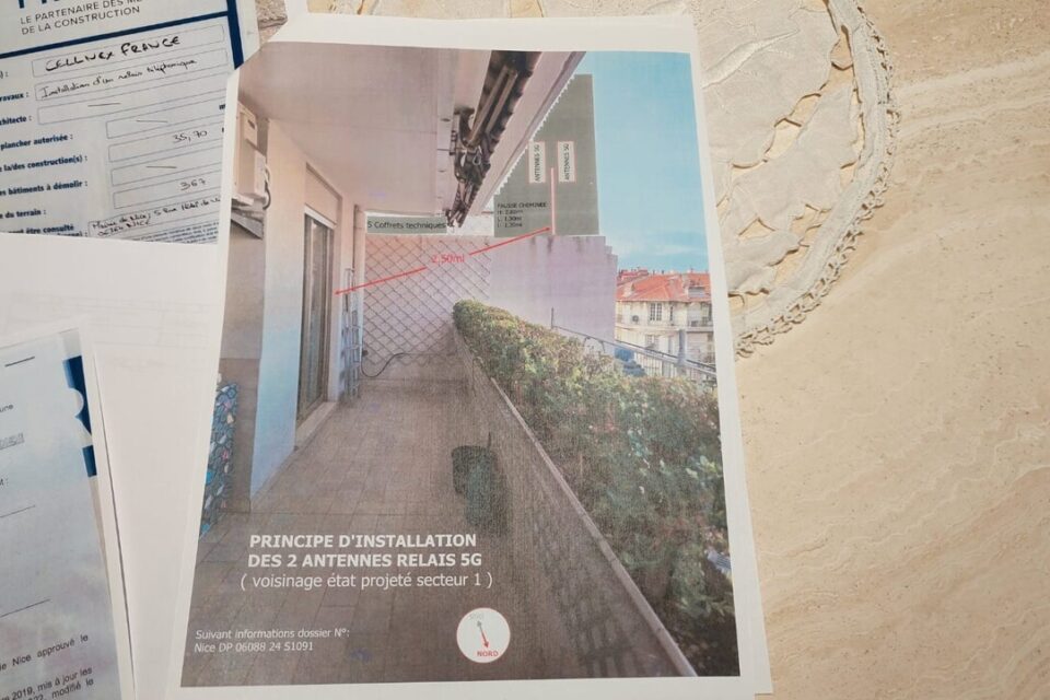 Le photo montage de Jean-François après la pose de ses antennes relais sur le toit de l'immeuble voisin.