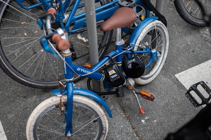 Des boîtes à clés attachées à un vélo d’enfant, dans le centre de La Rochelle, le 3 octobre 2025.