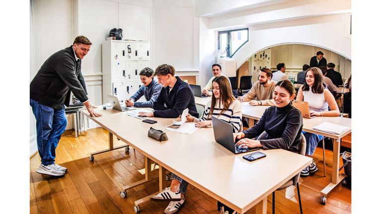 Rodrigue Monge, fondateur de l'agence immobilière, Agent niçois, et ses élèves de l'école Allure