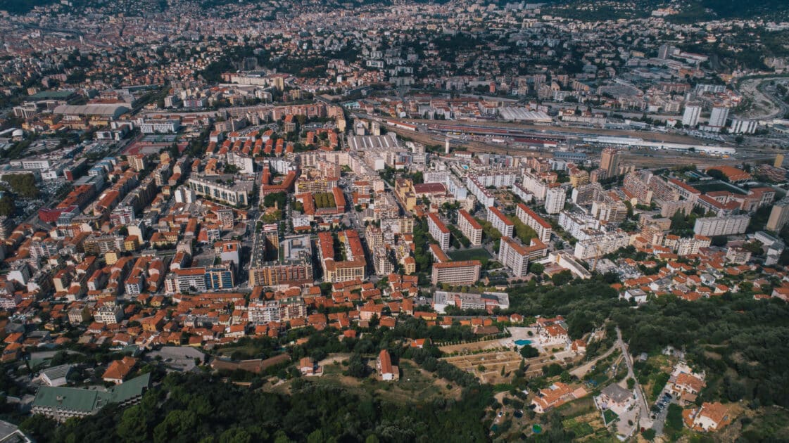 Immobilier : acheter une maison à Nice coûte un peu moins cher sur un an, les vrais chiffres de ce mois de mai 1 vue aérienne Nice-Est Saint-Roch Pasteur