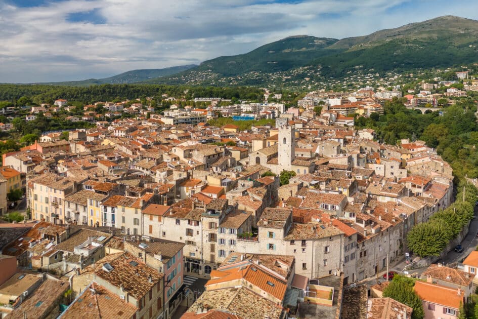 Immobilier. Travailler au soleil sans finir à découvert : ces villes des Alpes-Maritimes qui sauvent encore votre budget 1 belle vue générale de Vence