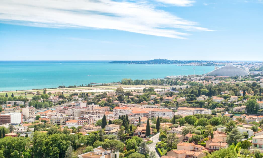 Le marché immobilier de Cagnes-sur-Mer s’emballe pour les appartements mais les prix des maisons commencent à sérieusement caler ce printemps 1 cagnes-sur-mer belle vue aérienne par beau temps