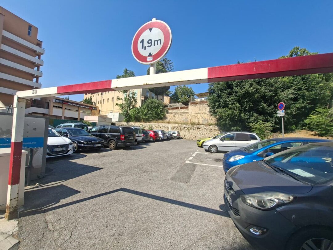 Ce parking gratuit, l'un des derniers à Nice, bientôt remplacé par un gros projet immobilier