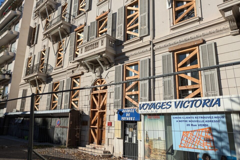 L'ensemble de l'édifice, autrefois encerclé d'échafaudages, est désormais complètement barricadé.
