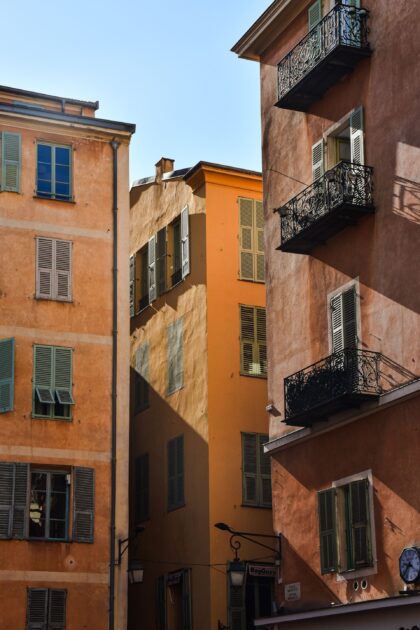 Nos conseils pour bien choisir son agence immobilière à Nice 1 Beaux immeubles colorés du Vieux-Nice